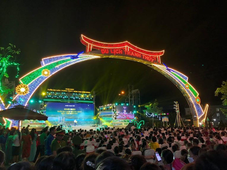 Du kh&aacute;ch trong v&agrave; ngo&agrave;i tỉnh h&agrave;o hứng tham dự lễ khai mạc. Ảnh: Trung t&acirc;m th&ocirc;ng tin x&uacute;c tiến du lịch Ph&uacute; Thọ.