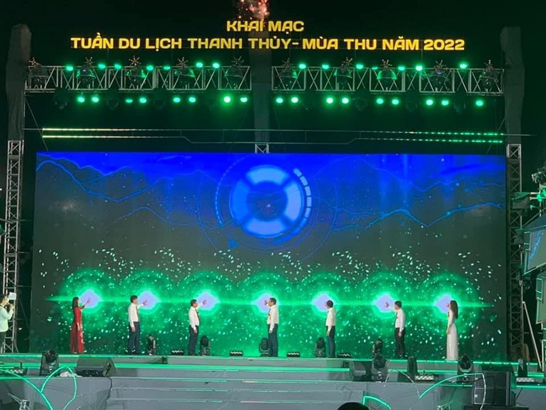 C&aacute;c đại biểu c&ugrave;ng chạm tay khởi động Tuần Du lịch Thanh Thủy 2022 Ảnh: Trung t&acirc;m th&ocirc;ng tin x&uacute;c tiến du lịch Ph&uacute; Thọ.