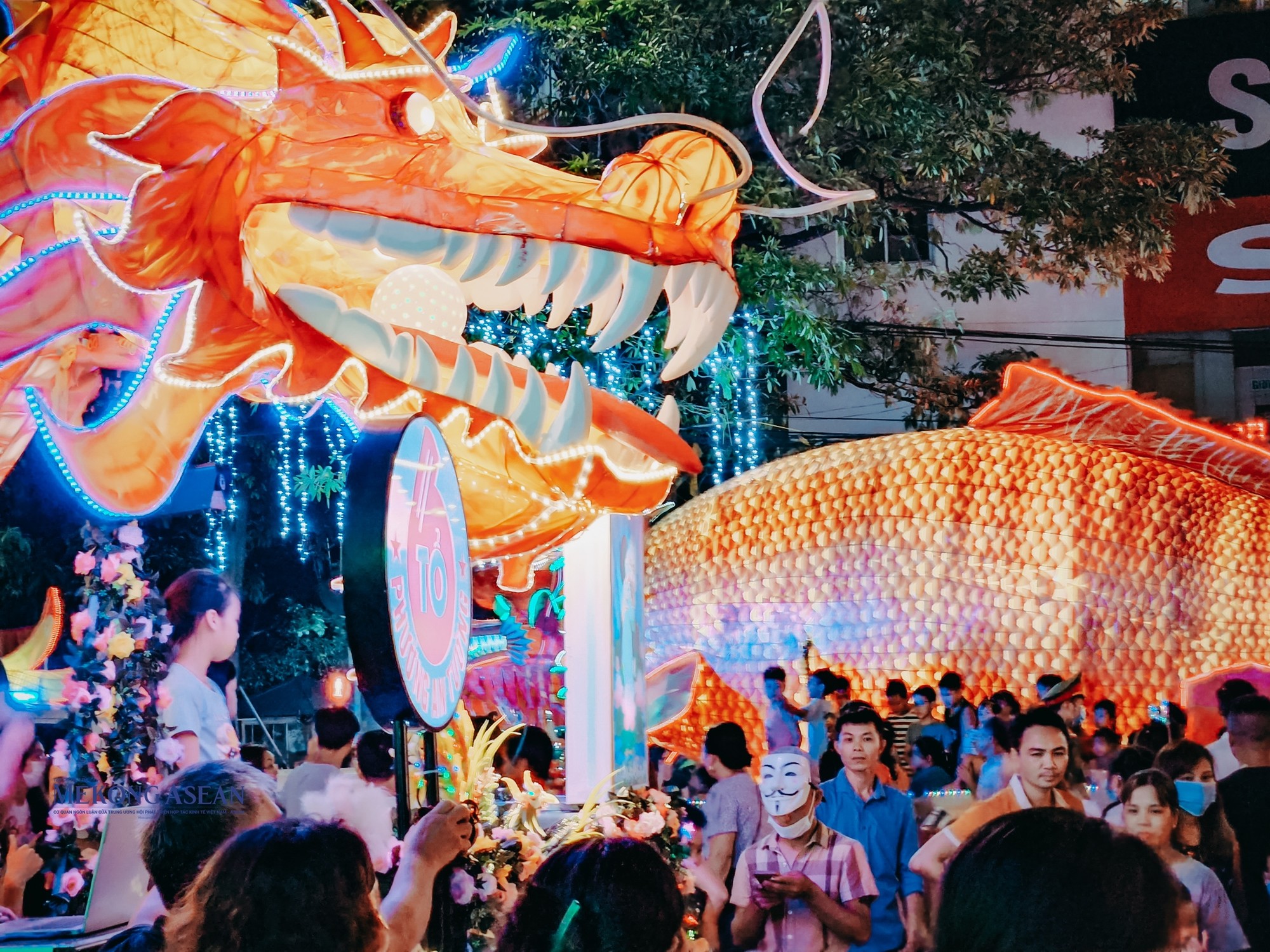 Tuy&ecirc;n Quang tr&agrave;n ngập kh&ocirc;ng kh&iacute; Trung thu sớm nhất cả nước