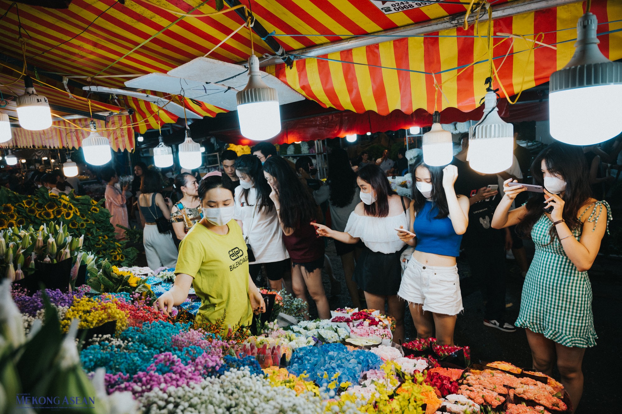 C&aacute;c quầy hoa lu&ocirc;n chật k&iacute;n người mua sắm v&agrave; chụp h&igrave;nh kỷ niệm.
