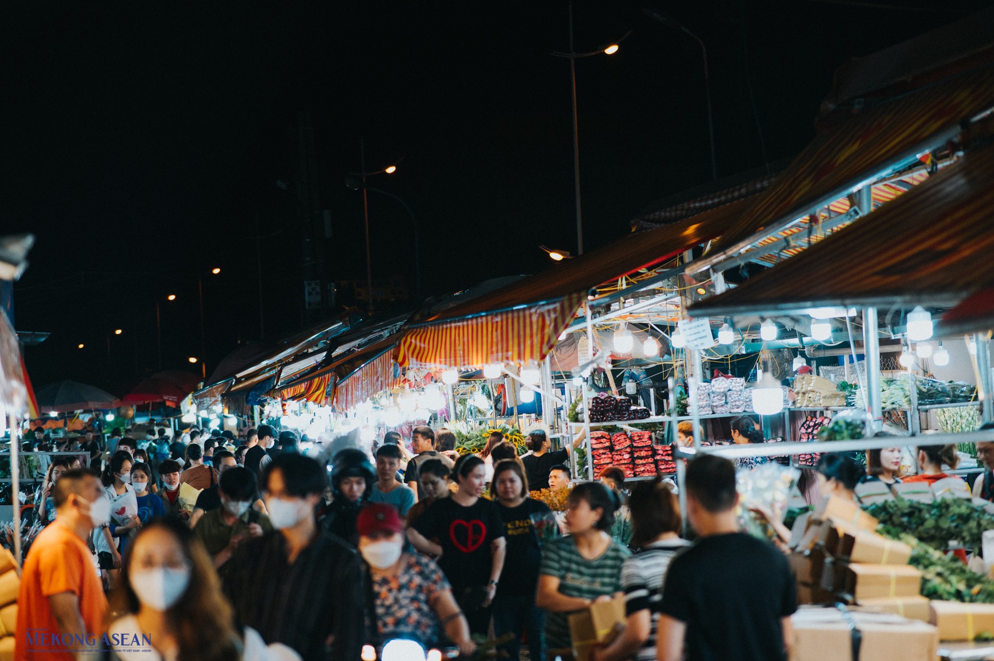 Trong khi đ&oacute;, ph&iacute;a b&ecirc;n trong chợ hoa Quảng An cũng đ&ocirc;ng đ&uacute;c kh&ocirc;ng k&eacute;m b&ecirc;n ngo&agrave;i, trong đ&oacute; nhiều người chỉ đến để thăm quan.