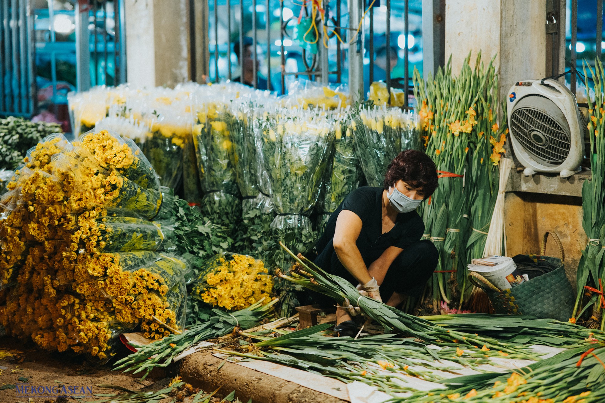 Người b&aacute;n chuẩn bị hoa theo từng b&oacute; lớn.