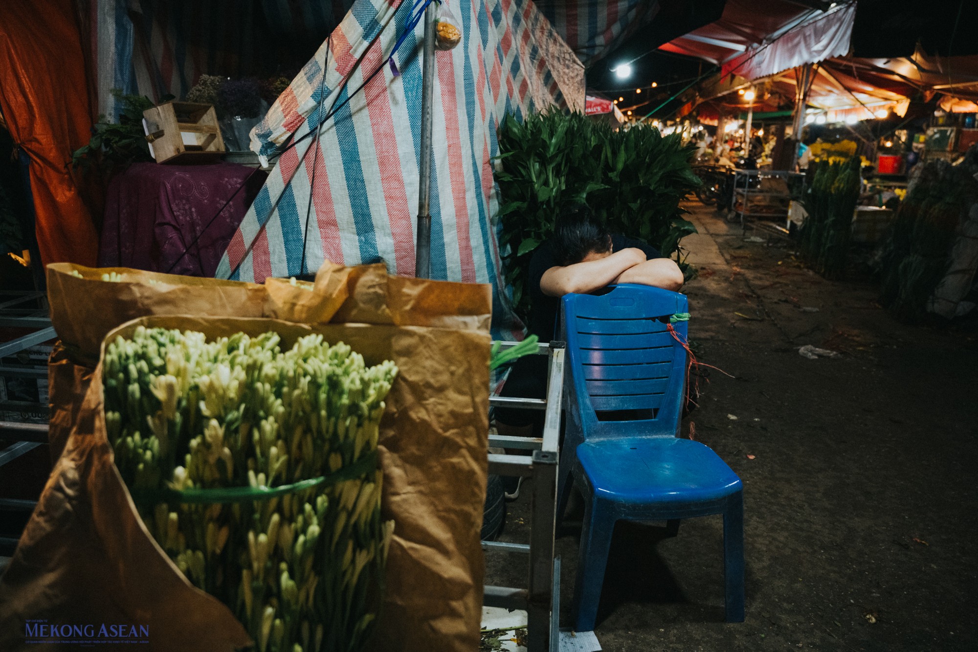 Hoặc việc lượng kh&aacute;ch tới kh&ocirc;ng đều chỉ đ&ocirc;ng đ&uacute;c v&agrave;o những dịp đặc biệt cũng l&agrave; một kh&oacute; khăn đối với b&agrave; con tiểu thương.