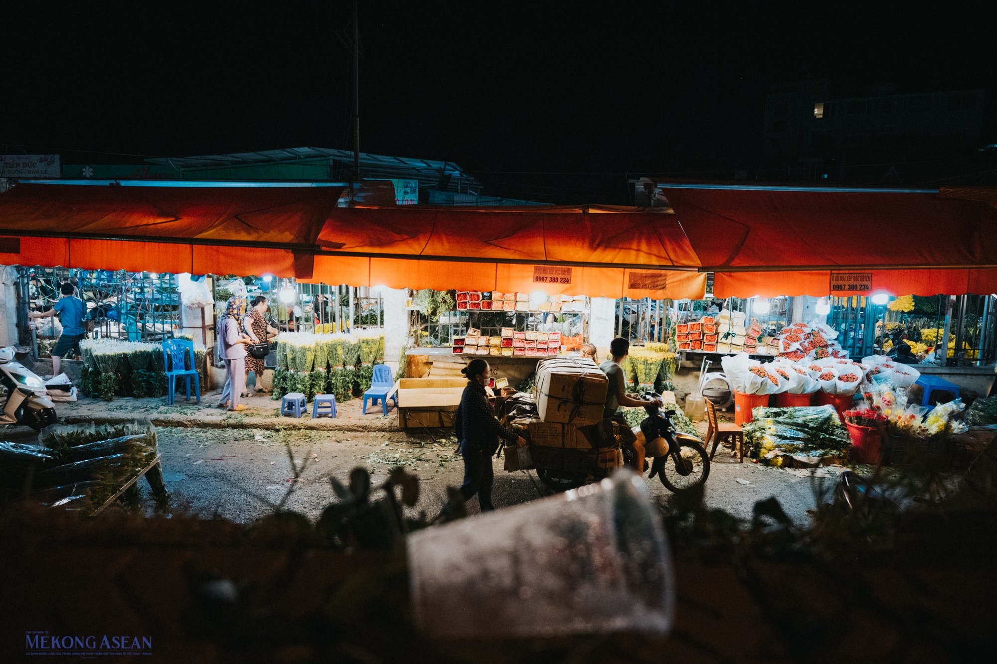 B&ecirc;n cạnh đ&oacute;, giữ g&igrave;n vệ sinh m&ocirc;i trường tại chợ hoa Quảng An cũng lu&ocirc;n l&agrave; vấn đề cần phải cải thiện tại nơi n&agrave;y.