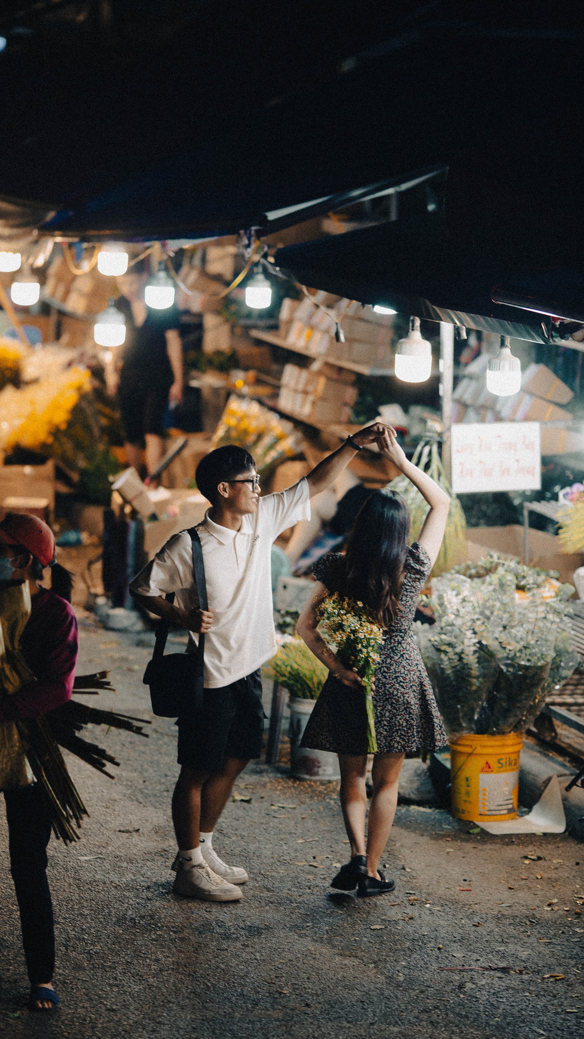 Chợ hoa đêm Quảng An, nơi không chỉ đến mua hoa tại Hà Nội