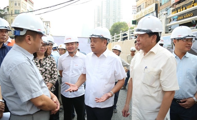 Chủ tịch UBND Th&agrave;nh phố H&agrave; Nội Trần Sỹ Thanh c&ugrave;ng l&atilde;nh đạo c&aacute;c sở, ng&agrave;nh kiểm tra, th&aacute;o gỡ kh&oacute; khăn đẩy nhanh tiến độ c&aacute;c dự &aacute;n giao th&ocirc;ng trọng điểm tr&ecirc;n địa b&agrave;n H&agrave; Nội.