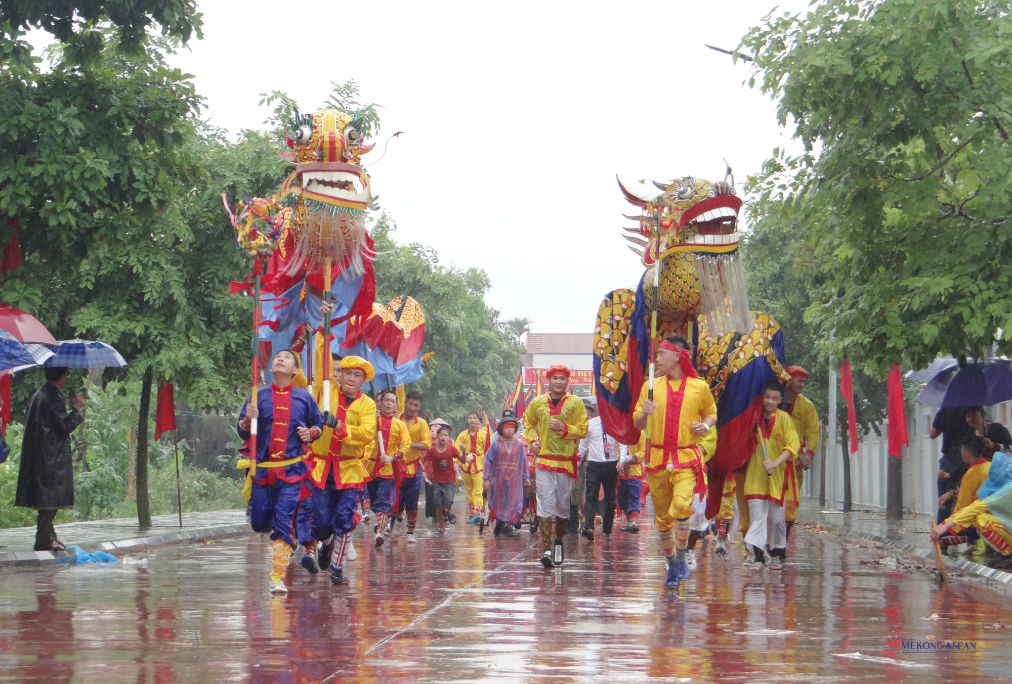 Đo&agrave;n nghi lễ, đo&agrave;n rước di chuyển từ đền H&oacute;a Dạ Trạch về đền thờ Triệu Việt Vương.