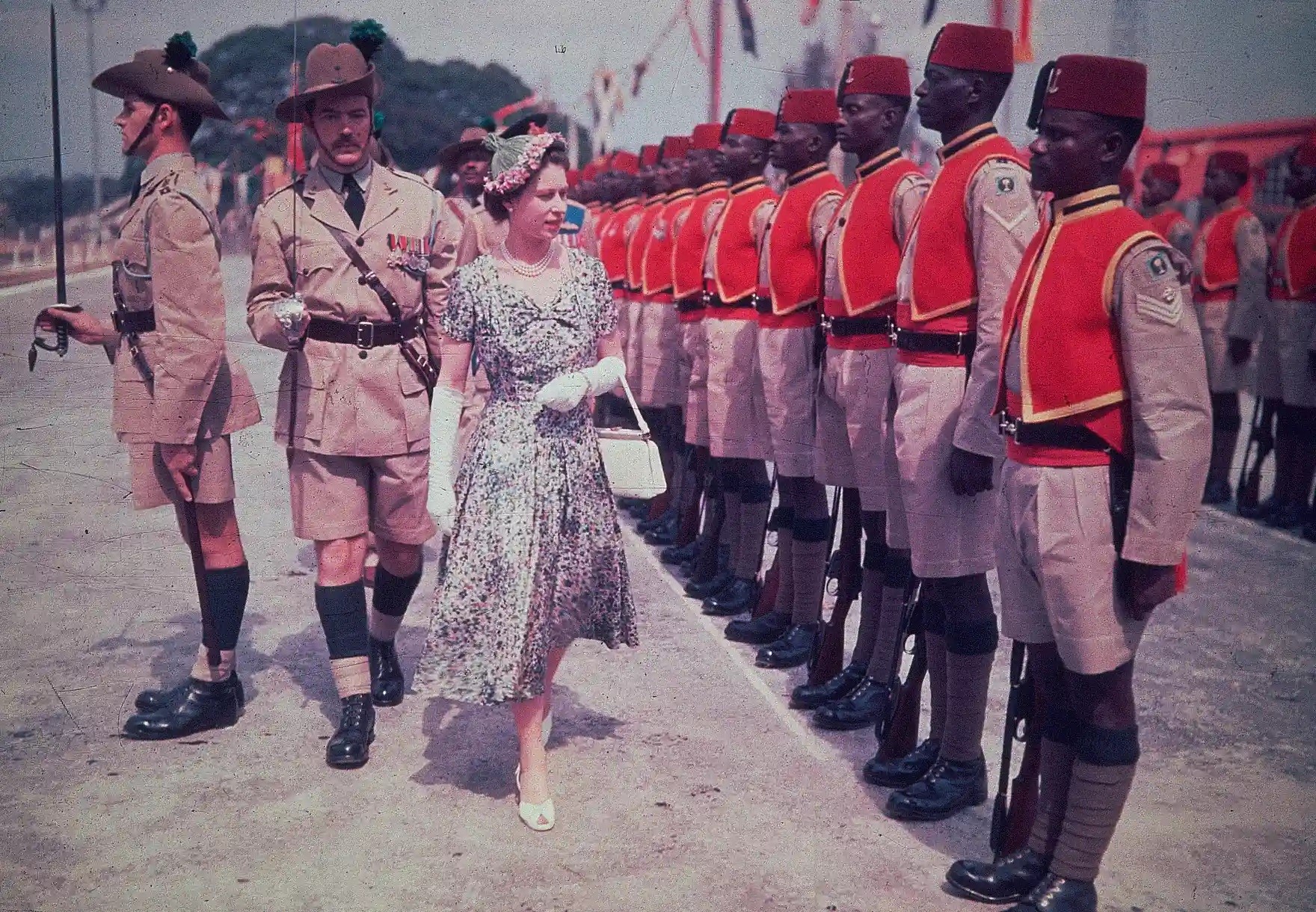 Nữ ho&agrave;ng Elizabeth II thị s&aacute;t qu&acirc;n đội trong chuyến c&ocirc;ng du v&ograve;ng quanh thế giới k&eacute;o d&agrave;i 6 th&aacute;ng tới Khối thịnh vượng chung, nơi b&agrave; đ&atilde; đến thăm 13 quốc gia, năm 1954. Ảnh: Hulton-Deutsch Collection/Corbis