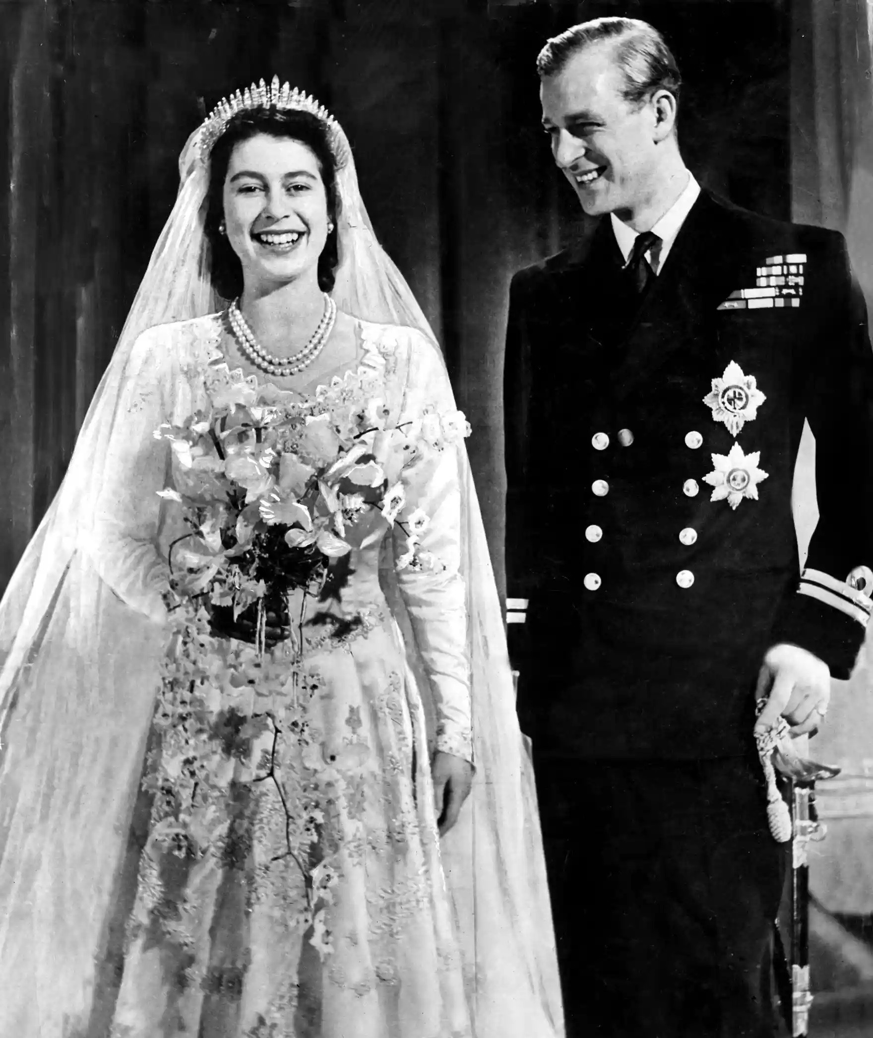 C&ocirc;ng ch&uacute;a Elizabeth kết h&ocirc;n với Trung &uacute;y Philip Mountbatten tại Tu viện Westminster. &Ocirc;ng sau đ&oacute; trở th&agrave;nh C&ocirc;ng tước Edinburgh. Họ đ&atilde; trải qua đ&ecirc;m t&acirc;n h&ocirc;n của họ ở Hampshire trước khi đi hưởng tuần trăng mật ở Birkhall, Balmoral, năm 1947. Ảnh: Getty Images