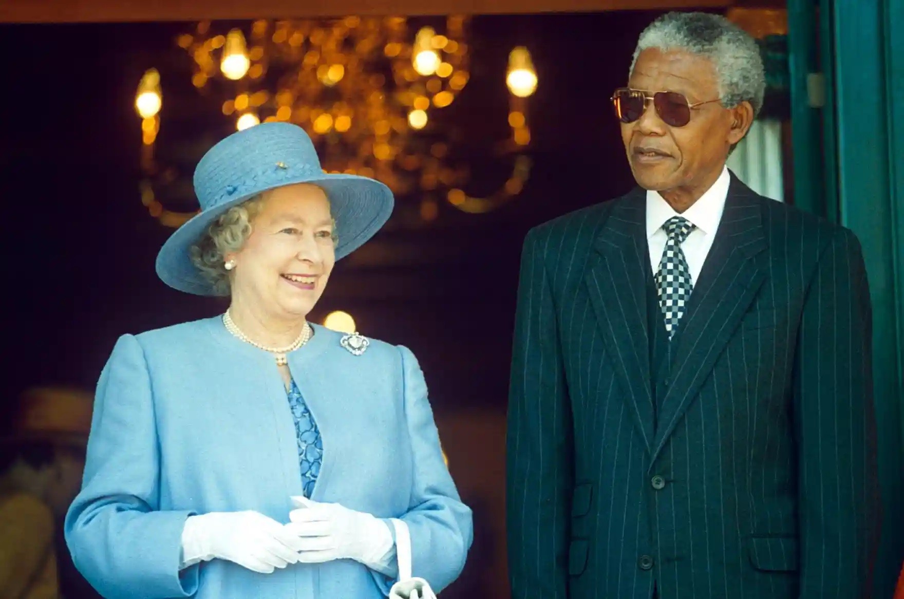 Nữ ho&agrave;ng Anh Elizabeth II c&ugrave;ng Tổng thống Nelson Mandela tại Nam Phi, năm 1995. Ảnh: Times Newspapers Ltd/Rex Features