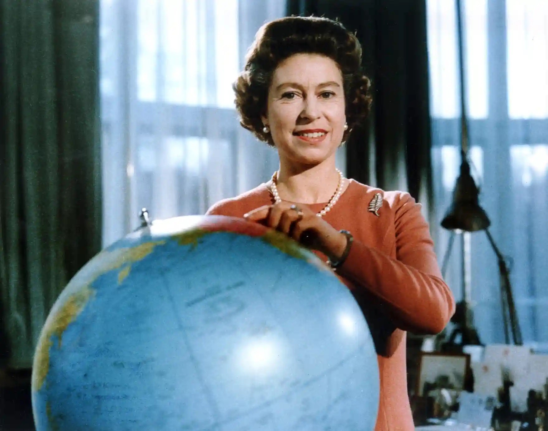 Nữ ho&agrave;ng Elizabeth II gửi th&ocirc;ng điệp ch&uacute;c mừng Gi&aacute;ng sinh tại Điện Buckingham, năm 1969. Ảnh: Joan Williams/Rex Features