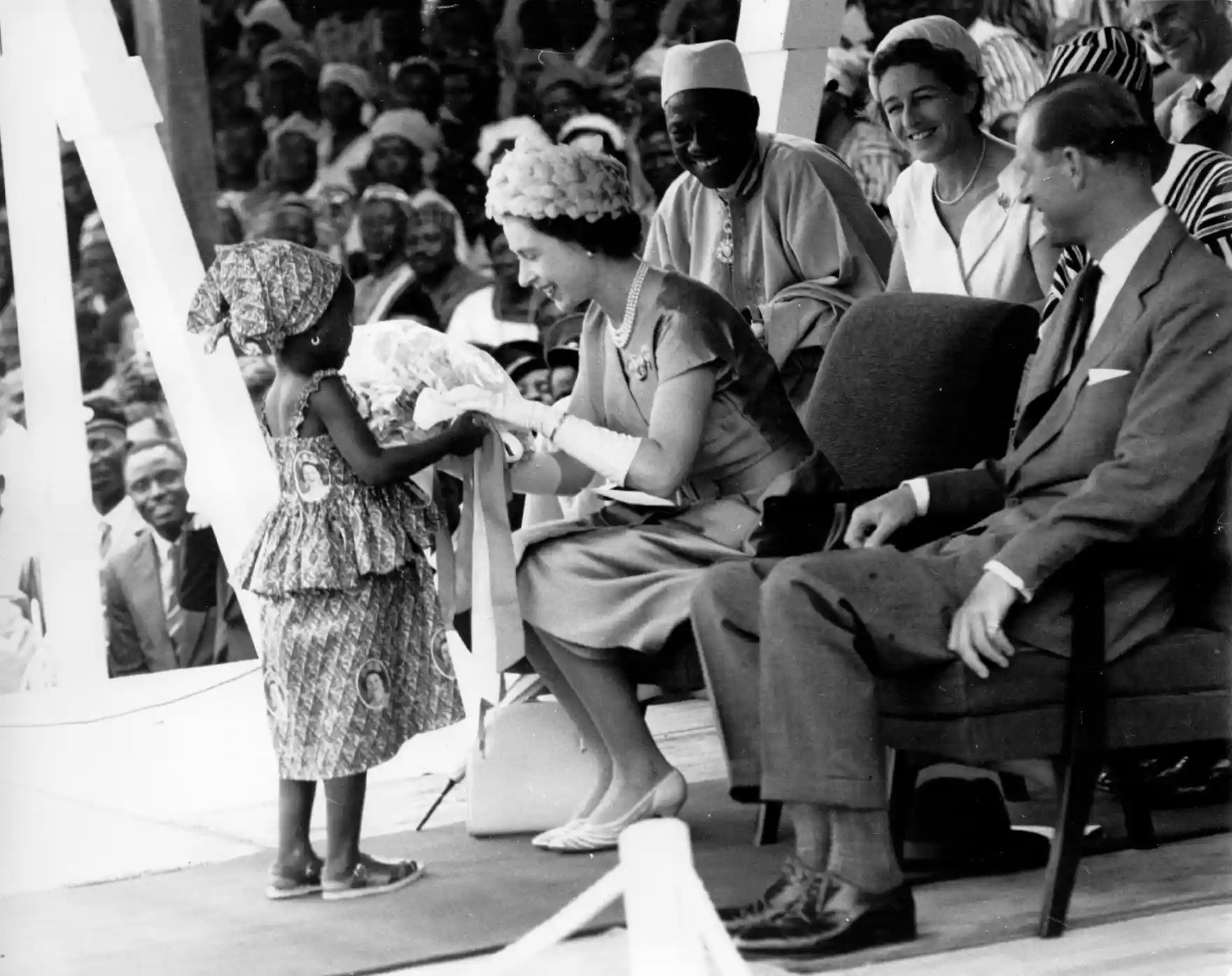 Nữ ho&agrave;ng Elizabeth II c&ugrave;ng C&ocirc;ng tước xứ Edinburgh trong chuyến tham quan ho&agrave;ng gia Sierra Leone, năm 1961. Ảnh: Getty Images