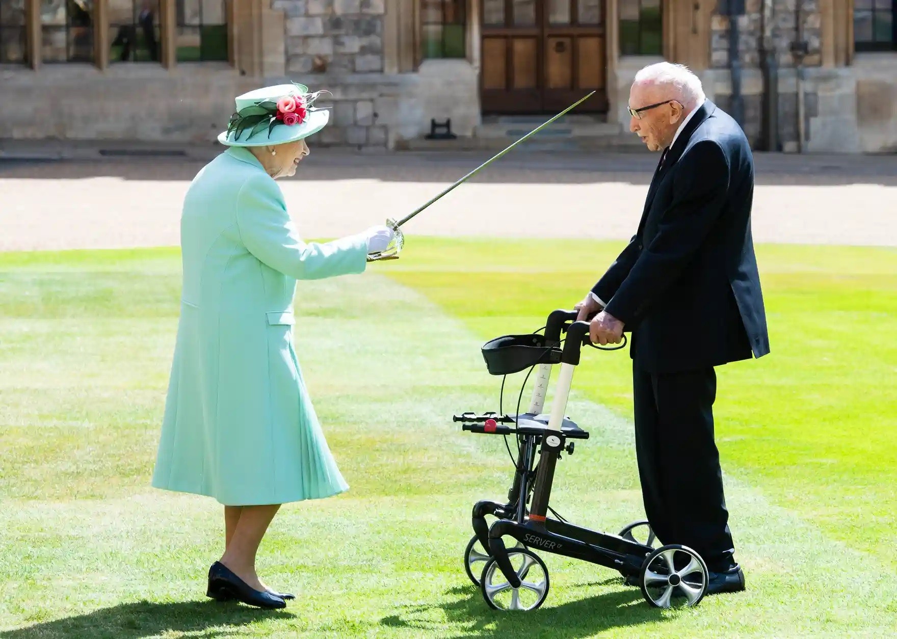 Nữ ho&agrave;ng Elizabeth II sử dụng thanh kiếm thuộc về cha m&igrave;nh l&agrave; Vua George VI v&agrave; phong tước hiệp sĩ cho Sir Thomas Moore trong buổi lễ tấn phong tại L&acirc;u đ&agrave;i Windsor. Ảnh: Getty Images