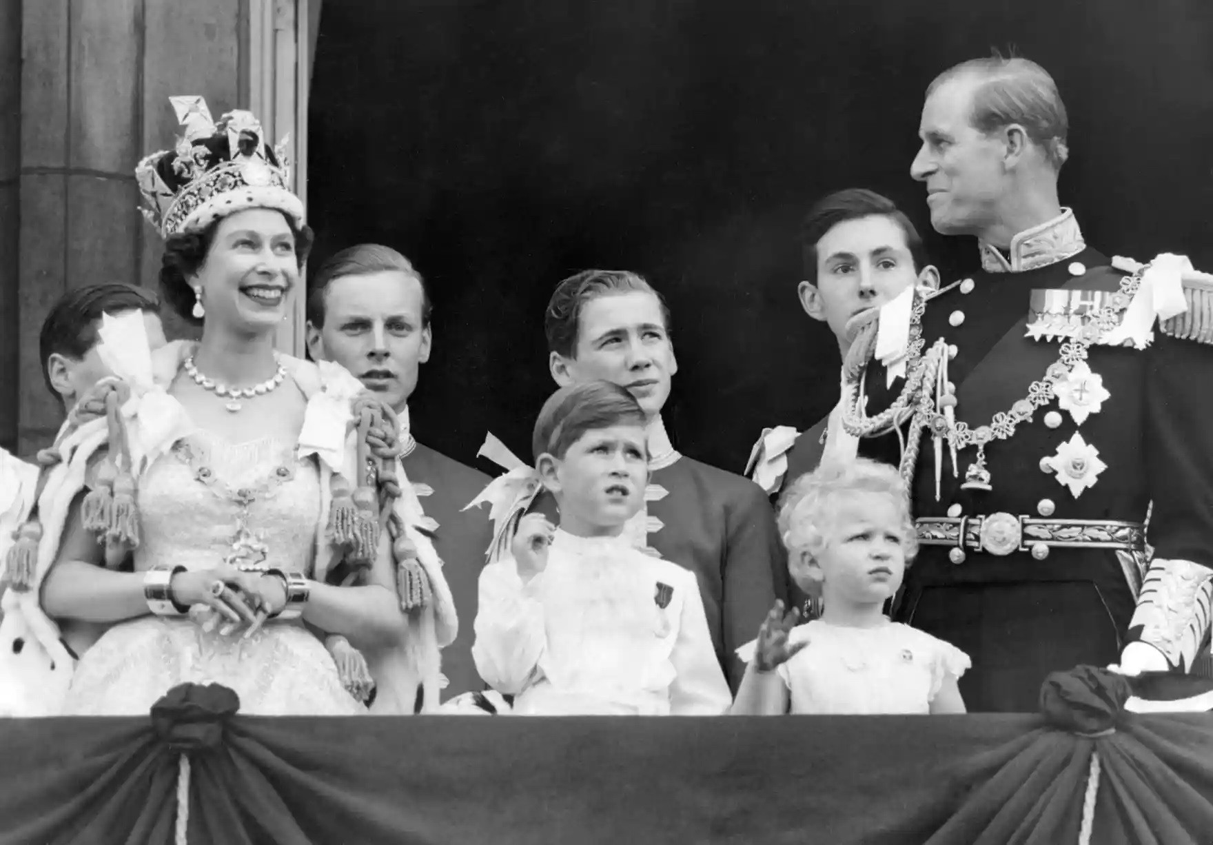 Gia đ&igrave;nh ho&agrave;ng gia tại điện Buckingham sau khi Nữ ho&agrave;ng Elizabeth II l&ecirc;n ng&ocirc;i năm 1953. Ảnh: PA