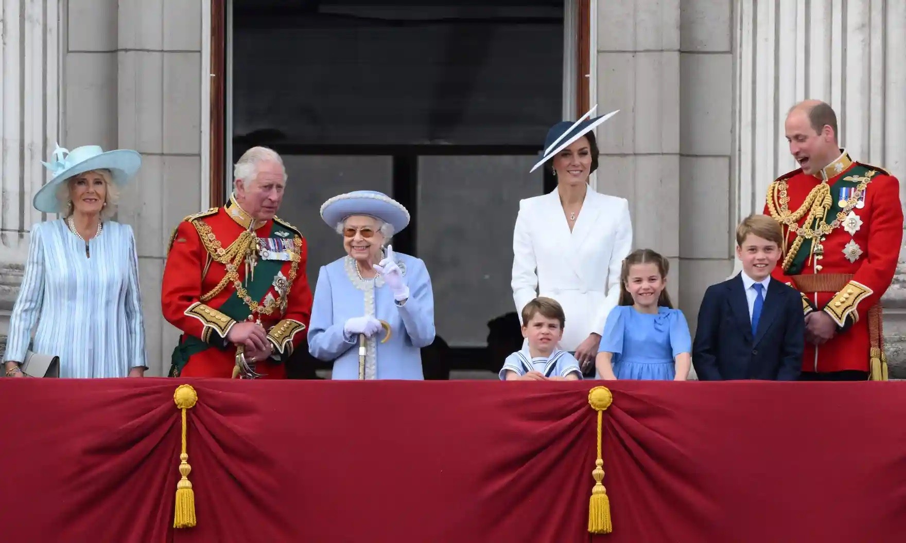 Nữ ho&agrave;ng Elizabeth II đứng c&ugrave;ng Camilla - Nữ c&ocirc;ng tước xứ Cornwall, Th&aacute;i tử Charles - Th&aacute;i tử xứ Wales, Ho&agrave;ng tử Louis, Catherine - Nữ c&ocirc;ng tước xứ Cambridge, C&ocirc;ng ch&uacute;a Charlotte, Ho&agrave;ng tử George v&agrave; Ho&agrave;ng tử William - C&ocirc;ng tước xứ Cambridge, tại Cung điện Buckingham tại Đại lễ Bạch kim th&aacute;ng 6/2022, kỷ niệm 70 năm b&agrave; l&ecirc;n ng&ocirc;i. Ảnh: Getty Images