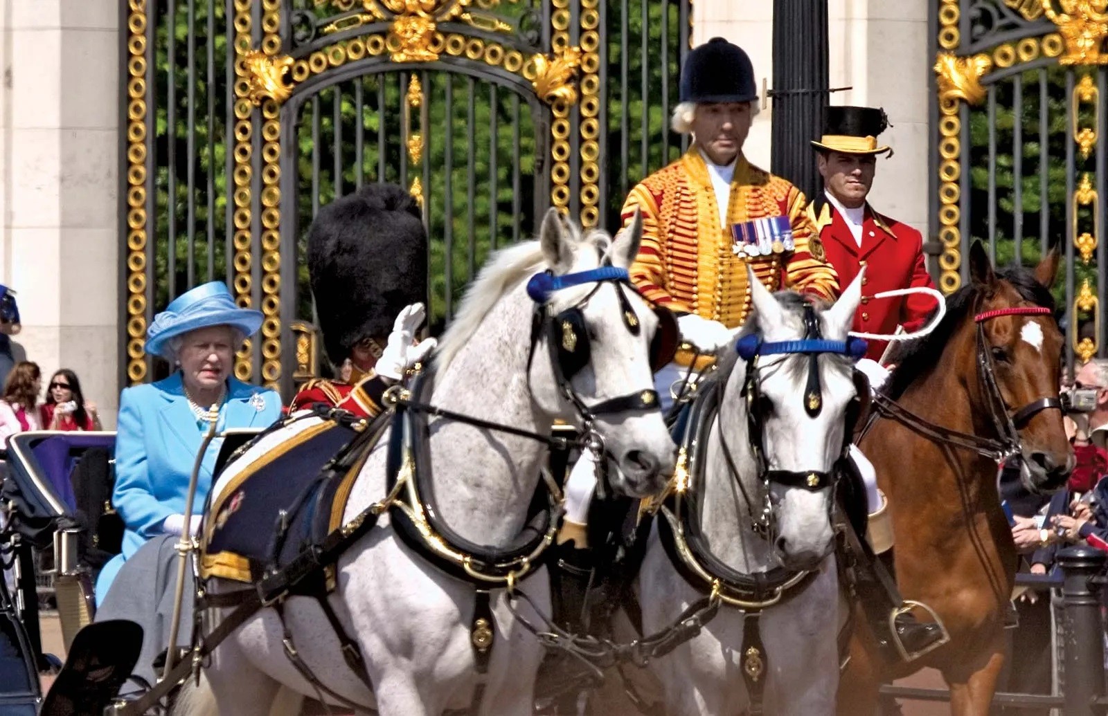 Nữ ho&agrave;ng Elizabeth II tham dự buổi lễ Trooping the Colour, London, năm 2005. Ảnh: Shutterstock