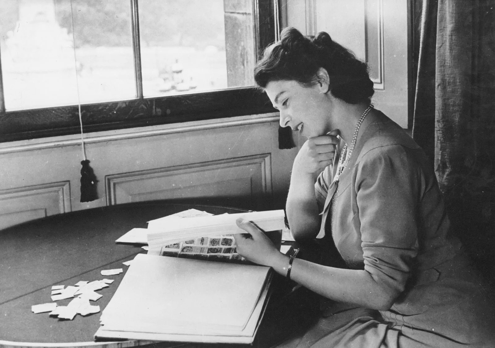 C&ocirc;ng ch&uacute;a Elizabeth c&ugrave;ng bộ sưu tập tem của m&igrave;nh v&agrave;o năm 1947. Ảnh: Britannica