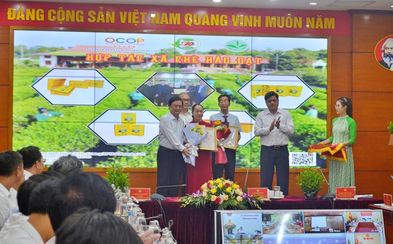 Bộ trưởng L&ecirc; Minh Hoan v&agrave; Thứ trưởng Trần Thanh Nam trao chứng nhận OCOP 5 sao cho 20 sản phẩm. Ảnh: Phương Thảo.