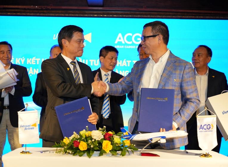 Ban l&atilde;nh đạo Vietravel Airlines v&agrave; Asean Cargo Gateway k&yacute; kết hợp t&aacute;c.