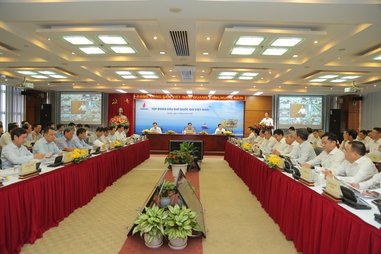 To&agrave;n cảnh buổi l&agrave;m việc.