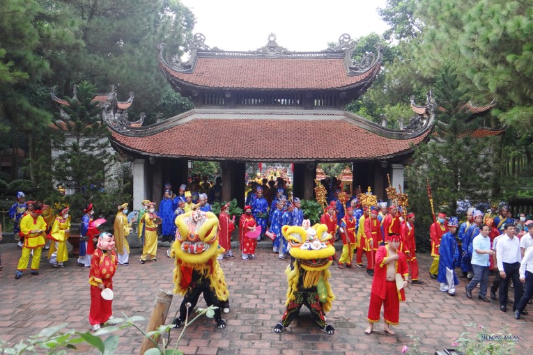 Lễ rước bộ từ ch&ugrave;a C&ocirc;n Sơn sang đền Nguyễn Tr&atilde;i trong lễ tưởng niệm.