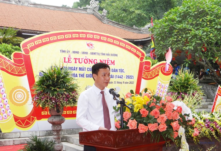 Chủ tịch UBND tỉnh Hải Dương Triệu Thế H&ugrave;ng đọc diễn văn tưởng niệm.