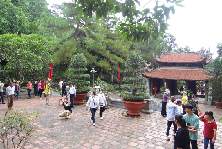 Đ&ocirc;ng đảo nh&acirc;n d&acirc;n v&agrave; du kh&aacute;ch về dự lễ tưởng niệm