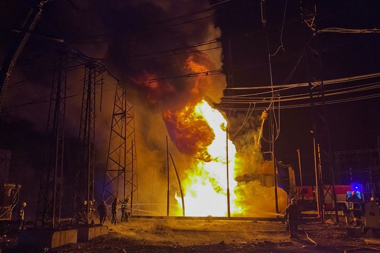 L&iacute;nh cứu hỏa đang dập tắt đ&aacute;m ch&aacute;y tại nh&agrave; m&aacute;y điện ở Kharkov, ng&agrave;y 11/9. Ảnh: Reuters