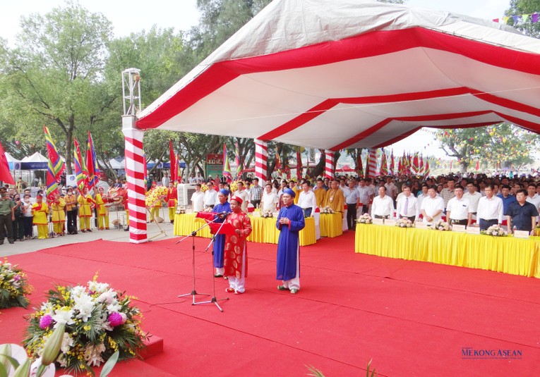 Tuy&ecirc;n đọc Văn tế Đức Th&aacute;nh Trần.