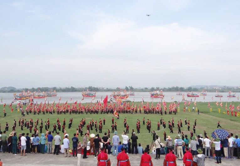 C&aacute;c đo&agrave;n thuyền t&aacute;i diễn cảnh hội qu&acirc;n tr&ecirc;n s&ocirc;ng Lục Đầu.