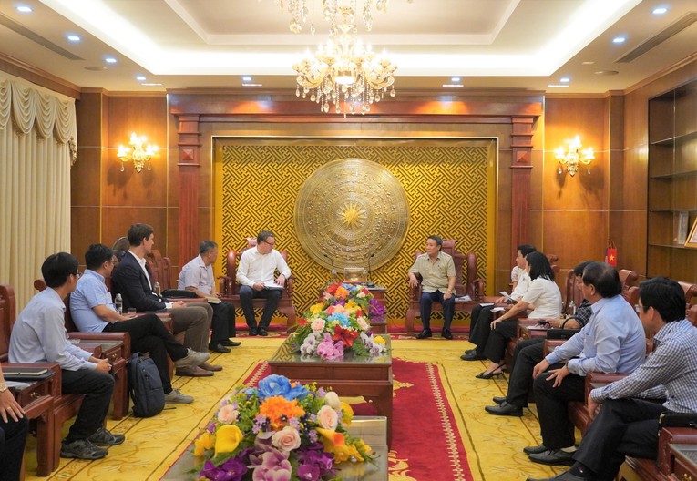Ph&oacute; Chủ tịch Thường trực UBND tỉnh Quảng Trị H&agrave; Sỹ Đồng l&agrave;m việc với CTCP tư vấn x&acirc;y dựng điện 2 (PECC2) v&agrave; c&aacute;c đối t&aacute;c về đề xuất, nghi&ecirc;n cứu Trung t&acirc;m Hydro xanh tại Quảng Trị. Nguồn: Quangtri.gov.