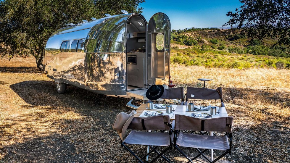 Với mức gi&aacute; khởi điểm 310.000 USD, kh&aacute;ch h&agrave;ng c&oacute; thể sở hữu một lựa chọn sang trọng cho một căn hộ mini di động. Ảnh: Bowlus