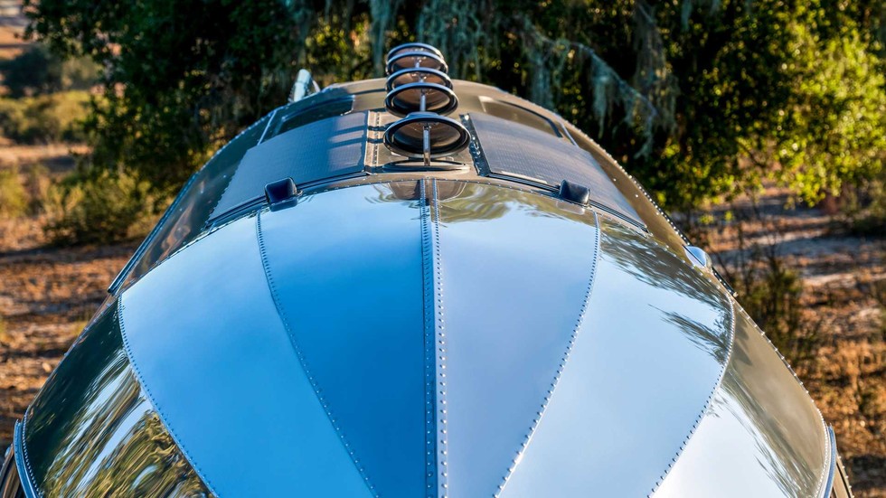 Chiếc xe được nh&agrave; sản xuất quảng c&aacute;o l&agrave; c&oacute; thể gi&uacute;p người sở hữu sống thoải m&aacute;i với c&aacute;c tiện nghi. Hệ thống pin mặt trời được lắp tr&ecirc;n n&oacute;c xe. Ảnh: Bowlus