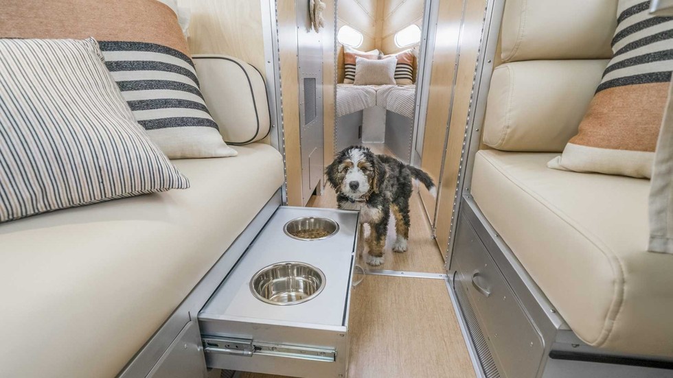 Kh&ocirc;ng gian được sử dụng cho việc ngủ c&oacute; thể chứa tới 4 người. Ảnh: Bowlus