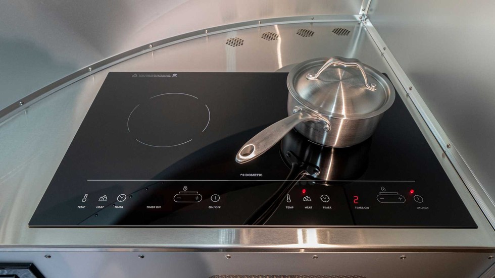 Xe được trang bị bếp từ cho khu vực bếp của m&igrave;nh. Ảnh: Bowlus