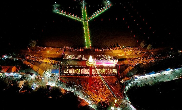 Lễ cầu an, Hội hoa đăng l&agrave; một trong những nghi lễ đặc trưng ở Lễ hội truyền thống m&ugrave;a thu C&ocirc;n Sơn - Kiếp Bạc hằng năm.