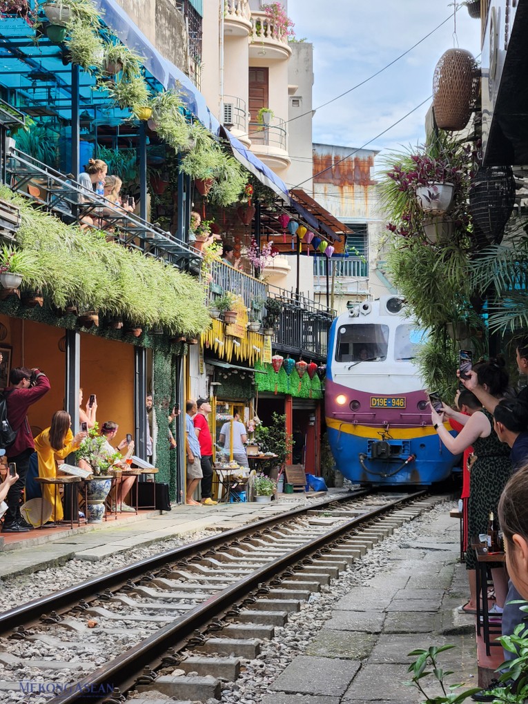 Khi t&agrave;u chạy đến, du kh&aacute;ch đứng s&aacute;t đường ray để quay phim. Ảnh: Qu&aacute;ch Sơn.
