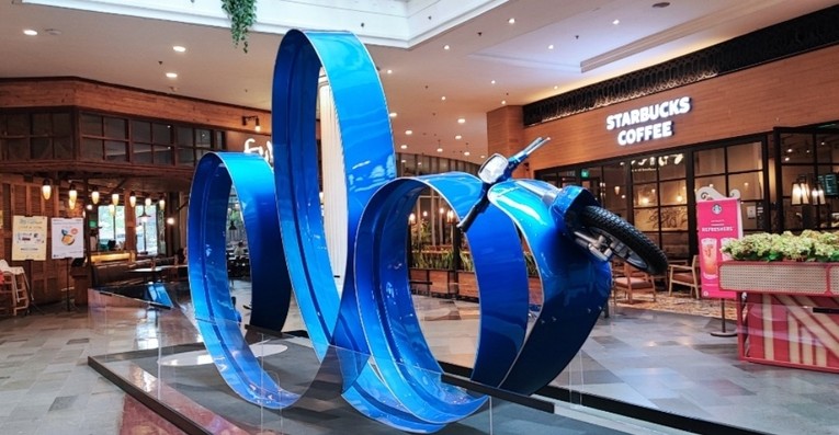 Chiếc Vespa n&agrave;y c&oacute; phần th&acirc;n d&agrave;i tới hơn 8m uốn lượn như th&acirc;n một con rắn. Ảnh: iNews