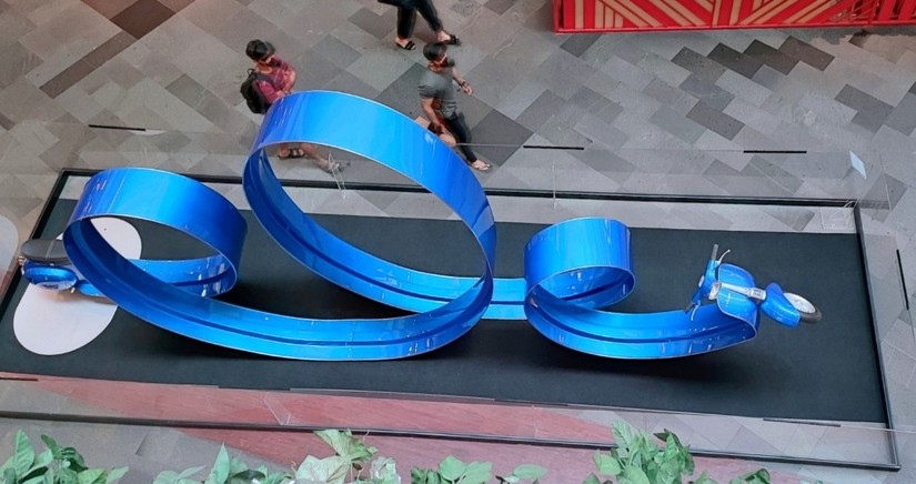 Chiếc Vespa PTS được trưng b&agrave;y tại trung t&acirc;m thương mại th&agrave;nh phố Gandaria tại Indonesia l&agrave; chiếc Vespa d&agrave;i nhất thế giới. Ảnh: iNews