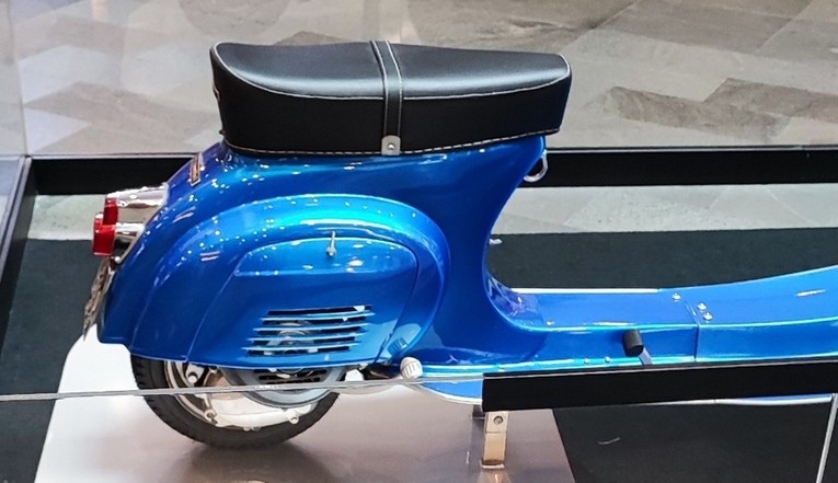 Tuy kh&ocirc;ng thể đi được nhưng chiếc Vespa n&agrave;y vẫn được trang bị những bộ phần như xe b&igrave;nh thường. Ảnh: iNews