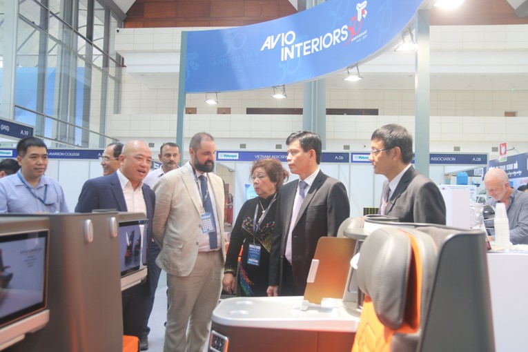 Thứ trưởng Bộ Giao th&ocirc;ng Vận tải L&ecirc; Anh Tuấn c&ugrave;ng đo&agrave;n đại biểu tham quan gian h&agrave;ng.