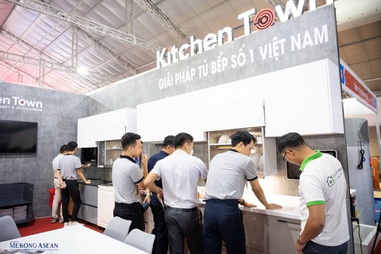 Gian h&agrave;ng của Kitchen Town g&acirc;y ấn tượng với tủ bếp kết hợp m&aacute;y sấy b&aacute;t tự động, c&oacute; chế độ n&acirc;ng đỡ cảm biến độc quyền từ Nhật Bản. Ảnh: Qu&aacute;ch Sơn.