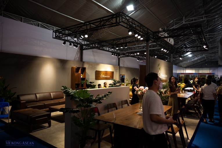 Gian h&agrave;ng của Manzzo g&acirc;y ấn tượng với đồ nội thất l&agrave;m từ gỗ &oacute;c ch&oacute;. Ảnh: Qu&aacute;ch Sơn.