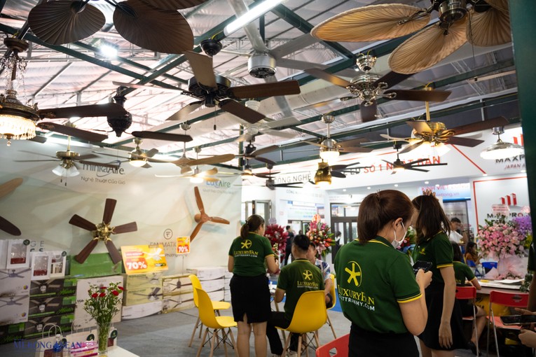 Gian h&agrave;ng LuxuryFan, doanh nghiệp ph&acirc;n phối quạt nghệ thuật cho c&aacute;c dự &aacute;n lớn như Intercontinental Hồ Tr&agrave;m, Vinpearl... Ảnh: Qu&aacute;ch Sơn.