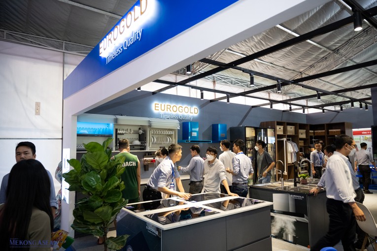 Gian h&agrave;ng đồ nội thất hiện đại của EuroGold. Ảnh: Qu&aacute;ch Sơn.