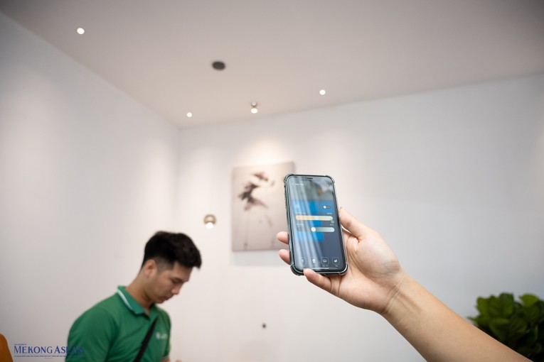 Đ&egrave;n th&ocirc;ng minh Lumi c&oacute; thể điều chỉnh độ s&aacute;ng, nhiệt độ m&agrave;u đ&egrave;n qua app điện thoại. Ảnh: Qu&aacute;ch Sơn.