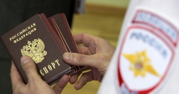Ukraine đề xuất bỏ tù các quan chức địa phương mang hộ chiếu Nga