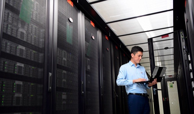 Kỹ sư của Viettel IDC kiểm tra thiết bị. Ảnh: Theo Viettel.