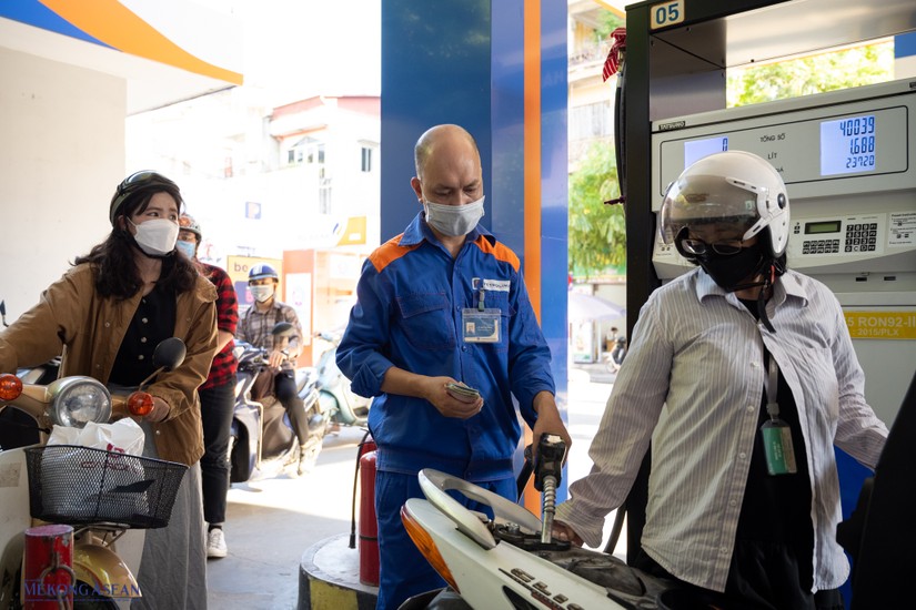 Gi&aacute; xăng giảm lần thứ 3 li&ecirc;n tiếp, dầu giảm mạnh hơn 1.600 đồng/l&iacute;t. Ảnh: Qu&aacute;ch Sơn.
