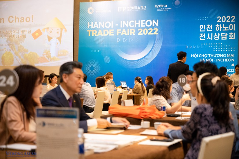 C&aacute;c doanh nghiệp Việt Nam v&agrave; H&agrave;n Quốc được sắp xếp giao lưu trực tiếp (1:1) với nhau. Ảnh: Qu&aacute;ch Sơn